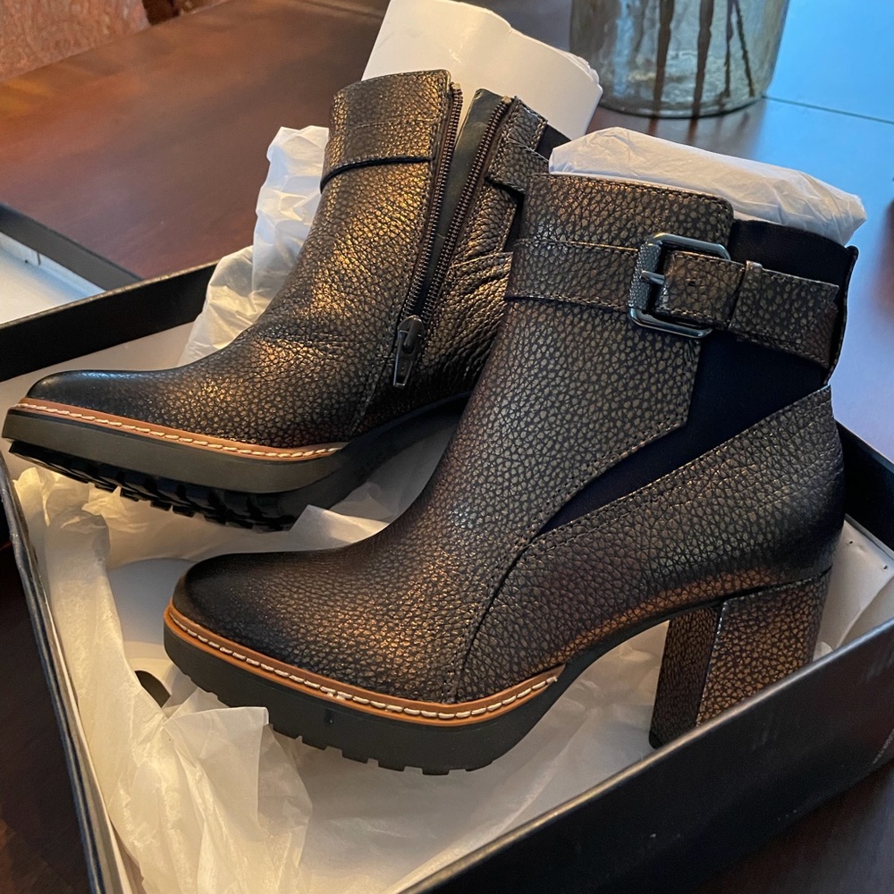 Brand new in the box gold tone Naturalizer boots. Never worn, platform boots.